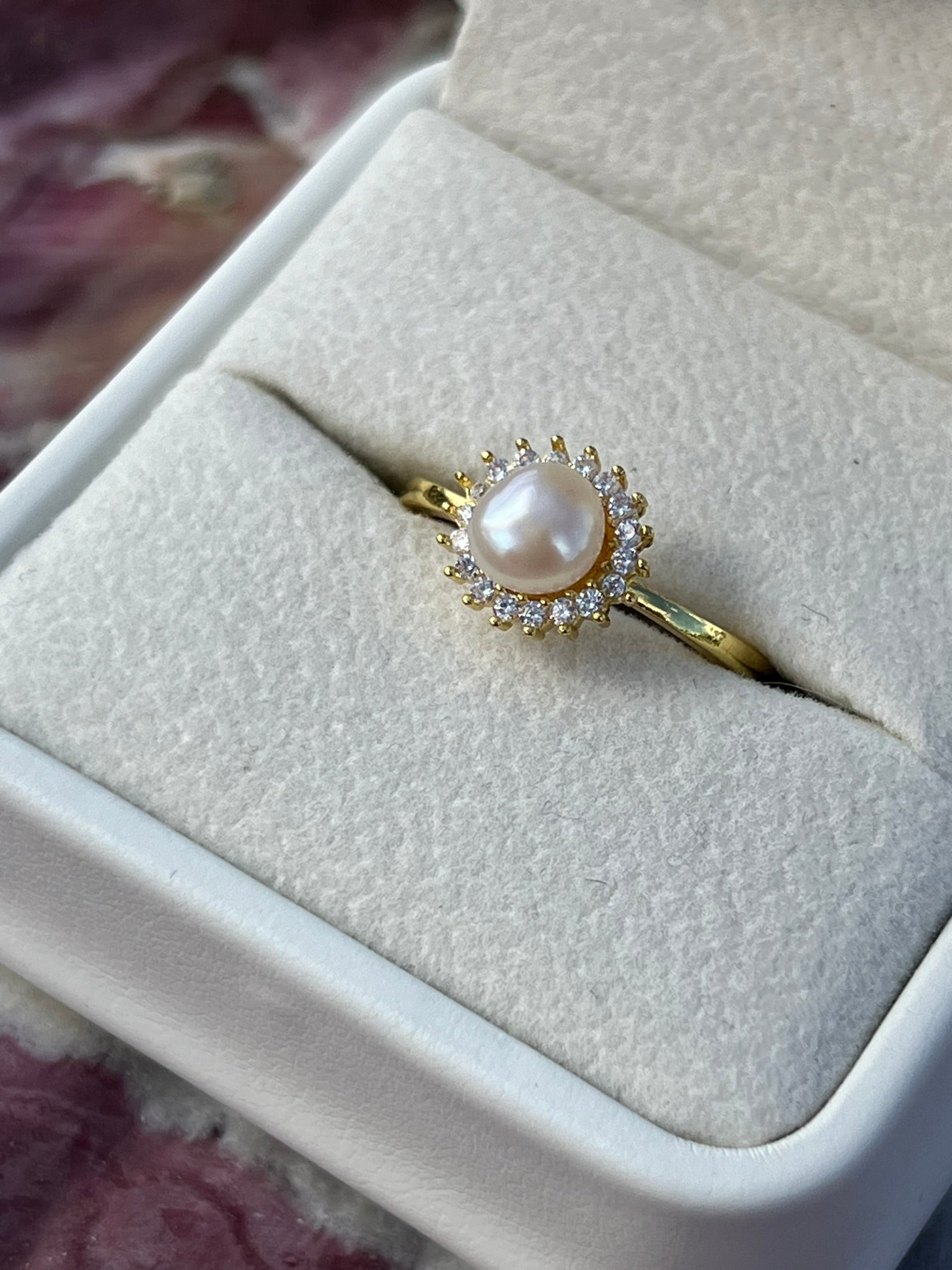 Sophia Sunburst - Simple White Pearl Ring