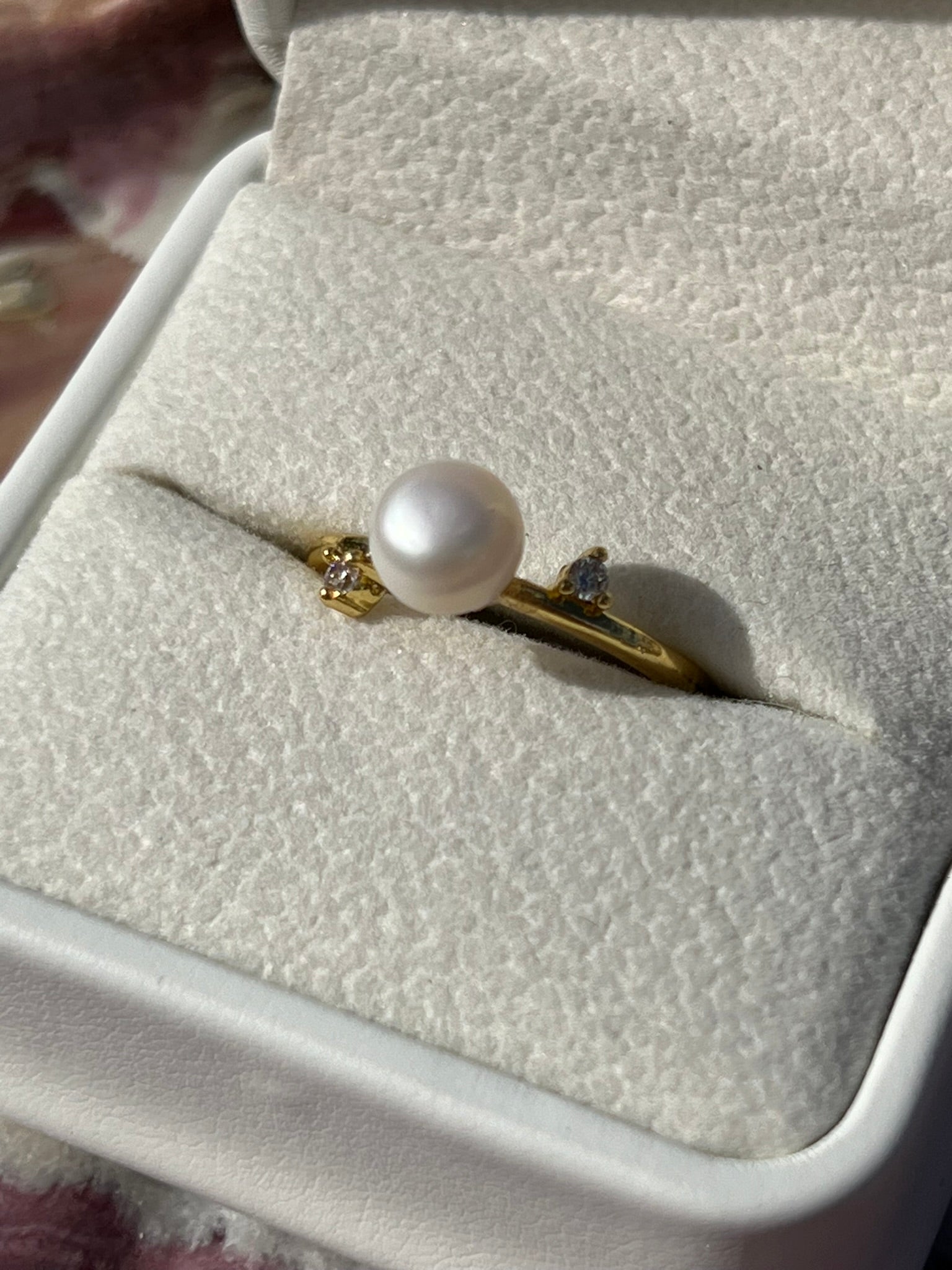 Lila- Simple White Pearl Ring