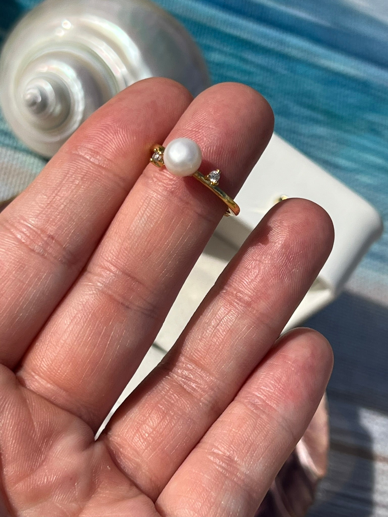 Lila- Simple White Pearl Ring