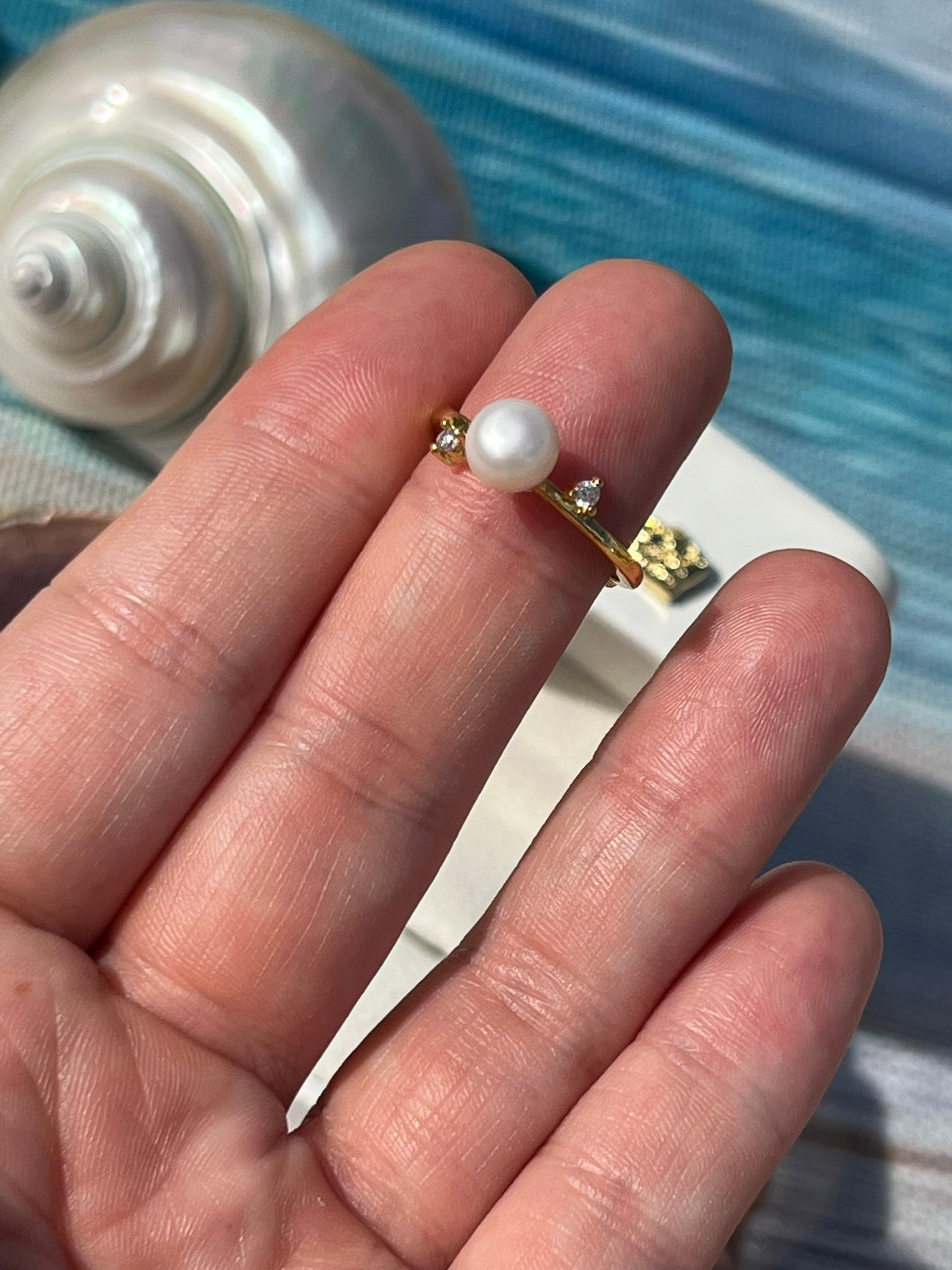 Lila- Simple White Pearl Ring