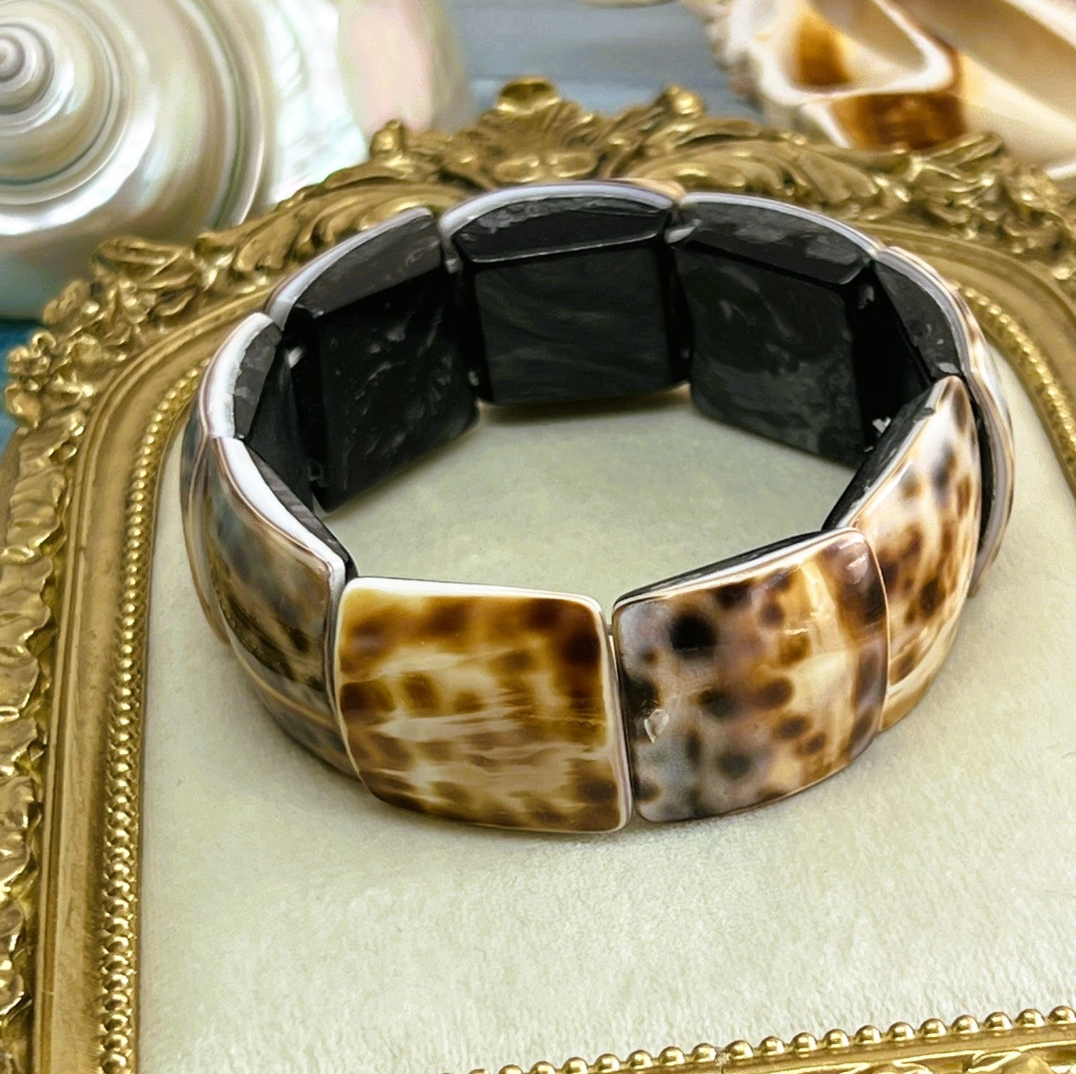 Junonia - Square Polished Shell Stretch Bracelet