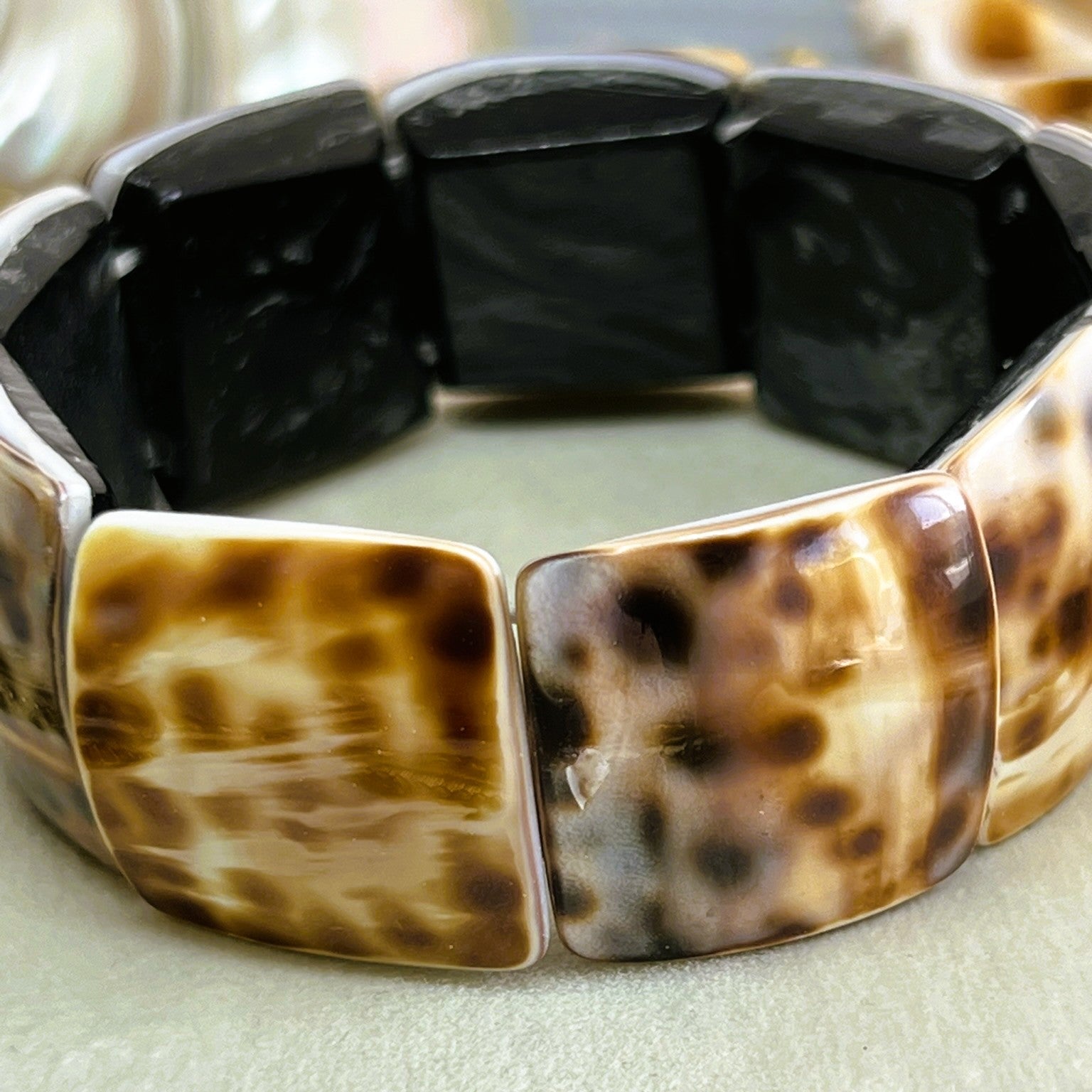 Junonia - Square Polished Shell Stretch Bracelet