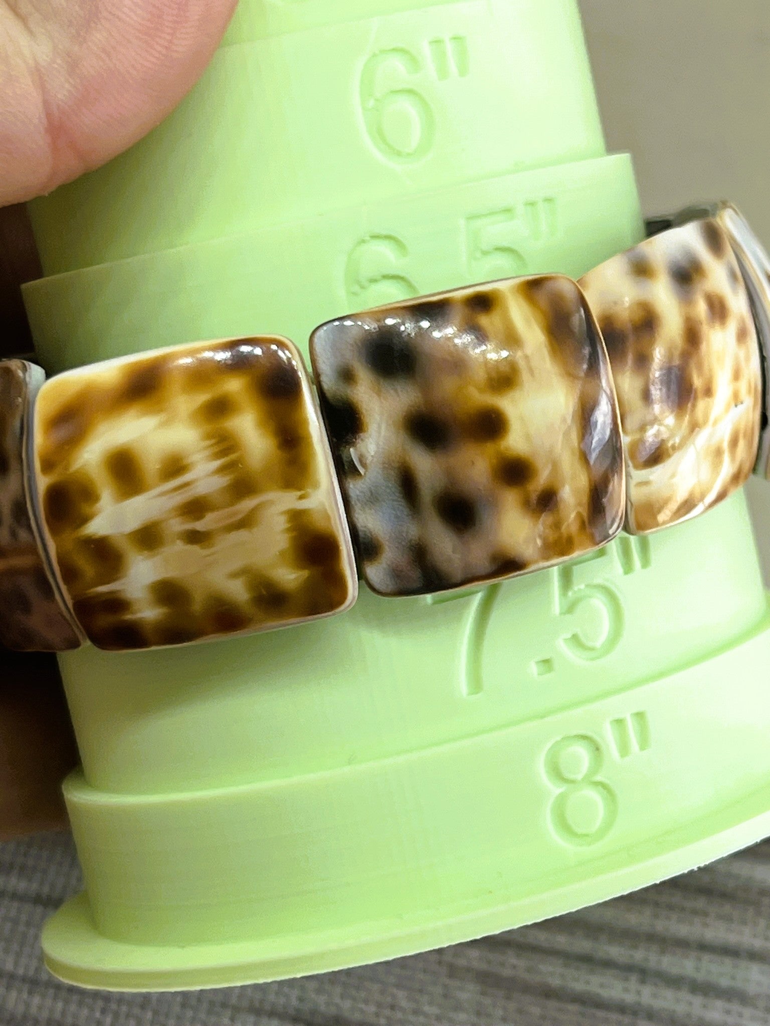 Junonia - Square Polished Shell Stretch Bracelet